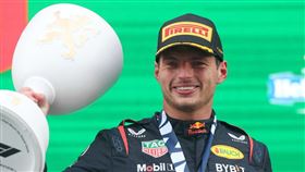 陣雨襲擊荷蘭大獎賽道，維斯塔潘掌控得宜，不受大雨影響，贏得了本季的第11個冠軍。（圖/Red​Bull提供）