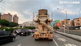 新北吳男駕駛水泥預拌車行經城林橋時，與黃女機車發生擦撞。（圖／翻攝畫面）