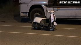 苗栗縣通霄鎮發生機車自撞路旁聯結車事故，雙載男女因未戴安全帽當場身亡。（圖／翻攝畫面）