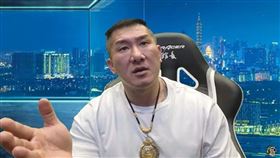 鴻海創辦人郭台銘28日正式宣布投入總統大選，一般預料勢必衝擊藍營選情。網紅館長陳之漢開直播重批郭台銘身邊的人都是一些「三教九流、2486（阿斯巴拉）」，他也坦言，如果自己在郭身邊也會叫他選，「不選他們就沒錢賺！」（圖／翻攝自館長惡名昭彰）

