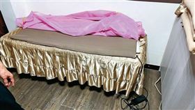 業者將氣功床墊放在理容床上，提供想體驗的消費者試躺。（圖／鏡週刊）