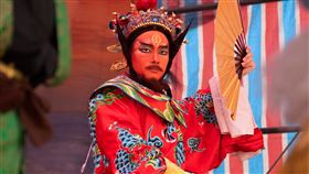 《粽邪3：鬼門開》張庭瑚為戲苦練歌仔戲身段。（圖／華影提供）