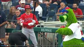 ▲大谷翔平被費城人吉祥物逗笑。（圖／翻攝自MLB官網）