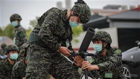 海軍陸戰隊新兵訓練中心教召新制教召第3天，召員進行81迫擊砲複訓。（軍聞社提供）中央社記者王慶剛傳真 111年3月7日