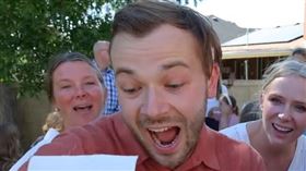 莫彩曦（右）與老公Adam觀看兒子超音波照。（圖／翻攝YT）