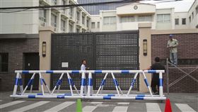 核處理水爭議！日本駐中領館「電話接到手軟」　中國日校被丟雞蛋、石頭。（圖／美聯社／達志影像）
