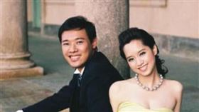 楊偉中（左）生前與前主播陳以真鶼鰈情深。（圖／翻攝自臉書）