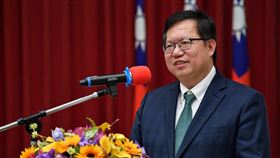 行政院副院長鄭文燦今（26）日上午前往海巡署中部分署出席「海巡署偵防分署查獲私菸工廠」記者會。（圖／行政院提供)