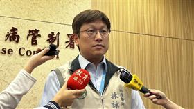 防疫醫師林詠青說明本土登革熱死亡與母子垂直感染個案。（圖／記者簡浩正攝影）