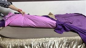 北市衛生局實地查核，經業者表示其產品屬動力式熱敷墊一級醫療器材，但其傳單廣告內容未依醫療器材管理法規定申請，依法開罰「彩賀國際股份有限公司」20萬元罰鍰。圖／台北市衛生局提供