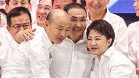 韓國瑜、侯友宜、盧秀燕合體造勢（2）國民黨23日召開第21屆第3次全國代表大會，被稱為「漢子、禿子、燕子」的總統參選人侯友宜（前中）、前高雄市長韓國瑜（前左）與台中市長盧秀燕（前右）合體，展現藍營團結氣勢。中央社記者鄭清元攝  112年7月23日