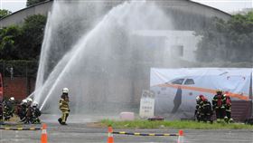 南投演練災害防救　過程逼真南投縣政府消防局11日舉行民安六號演習，情境假定南投遭颱風侵襲，期間又發生民航機空難迫降烏溪河床，共演練26種項目，過程逼真。中央社記者蕭博陽南投攝　109年8月11日