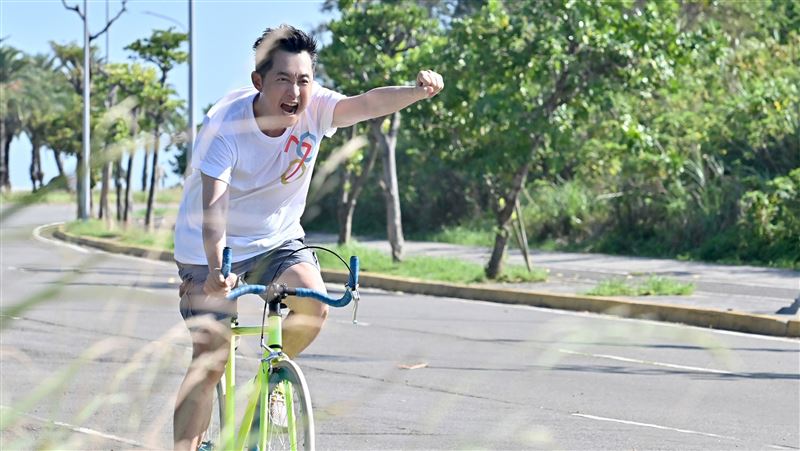 大咖男星騎車環島被拍　62歲狀態全跪了