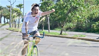 大咖男星騎車環島被拍　62歲狀態全跪了