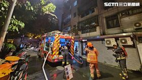 新北市新店區中興路二段公寓3樓竄出火煙。（圖／翻攝畫面）