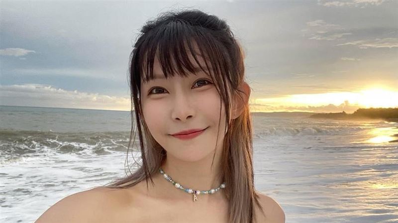 阿樂背心全是洞　透出超深事業線辣照曝光
