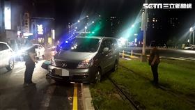 高雄邱女開車誤闖輕軌軌道又無法自行脫困。（圖／翻攝畫面）