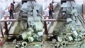 搬1馬桶「剩下100個全毀」！豆腐渣貨架釀骨牌效應　工人親睹抱頭崩潰（圖／翻攝自微博）