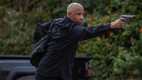 丹佐華盛頓在《私刑教育3》專殺惡人。（圖／索尼影業提供）