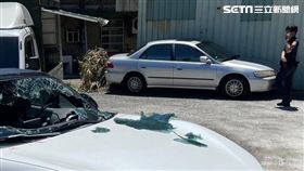 新北市永和區某停車場3部轎車遭人砸毀襠風玻璃。（圖／翻攝畫面）