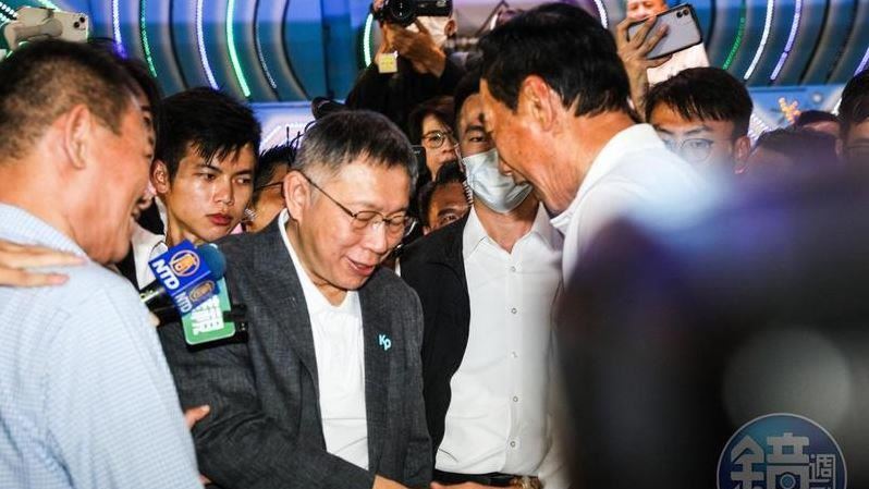 柯營不滿強碰被穿小鞋！疑郭台銘製造同框
