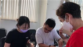 彰化和美老人互助會發放債權金彰化縣和美鎮老人會附設互助會破產清算，29日起在和美鎮老人會址發放債權金，阿公、阿嬤們帶著證件印章到場領錢。（民眾提供）中央社記者吳哲豪傳真  112年8月29日