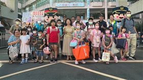 終於開學了！土城警察大頭娃娃一起「護童」好吸睛 學童家長紛紛搶合影