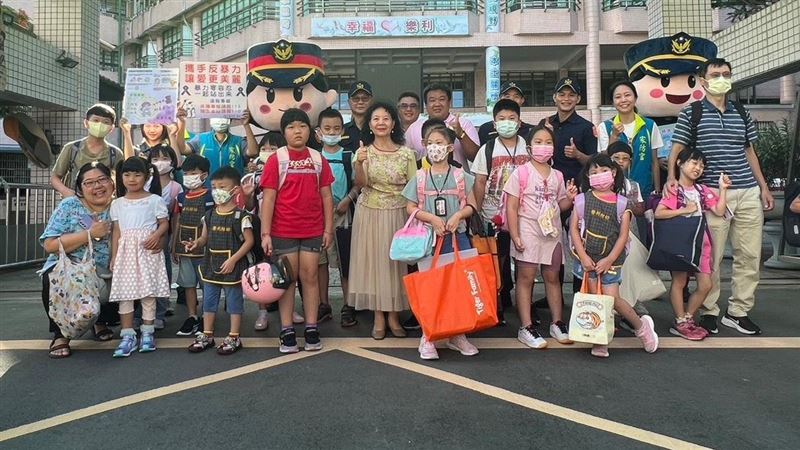 土城警察娃娃護開學路　學生家長搶合照