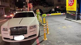 勞斯萊斯違停停車場外紅線。（圖／翻攝自路上觀察學院）