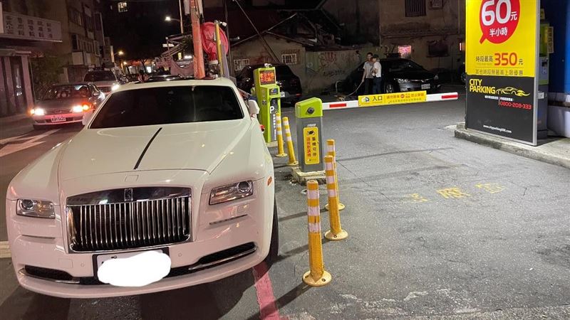 勞斯萊斯違停停車場外掀論戰！內行曝用意