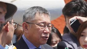 柯文哲：主張降低兩岸的惡意螺旋台灣民眾黨總統參選人柯文哲（中）23日率黨公職前往台北忠烈祠，緬懷823砲戰為國犧牲的國軍將士。他接受媒體聯訪時表示，主張降低兩岸的惡意螺旋，增加交流對話，優先處理民生議題，務實規劃國軍訓練，並打造專業能戰的軍隊。中央社記者徐肇昌攝  112年8月23日