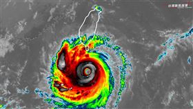 蘇拉抵台正南方「颱風眼銳利清晰」！風雨最劇時間曝光　4地注意了。（圖／翻攝自台灣颱風論壇｜天氣特急臉書）