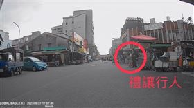苗栗機車騎士禮讓行人，被轎車猛按喇叭，駕駛反控騎士恐嚇。(圖／翻攝自WoWtchout－地圖型行車影像分享平台)