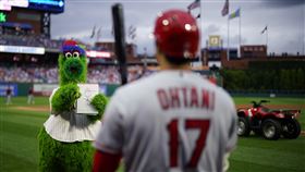 ▲費城人吉祥物再度互動大谷翔平，這次是畫他的畫像。（圖／美聯社／達志影像）
