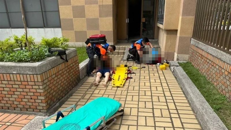 警消將墜樓女子送醫急救。(圖/翻攝畫面)