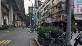 路口灌木過高 影響視線。（圖／營建署提供）