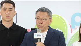 與侯友宜採民調整合？柯文哲：什麼事都有可能台灣民眾黨總統參選人柯文哲（右）24日被問及是否與國民黨總統參選人侯友宜採民調整合方式合作。柯文哲表示，台灣選民有智慧，最後總會想出解決辦法，「什麼事都有可能」，先從溝通開始。中央社記者張皓安攝  112年8月24日