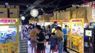 百坪娃娃機店國小旁開幕　家長憂孩子沉迷
