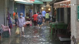 淹小腿肚高！旗津海水倒灌　市場變泳池
