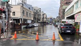 颱風靠近又逢大潮  旗津連兩天海水倒灌路面積水颱風蘇拉逼近南台灣，適逢中元節年度大潮，高雄旗津連兩天發生海水倒灌，大關路市場前30日上午再度出現積淹水，警方出動管制。（高市鼓山警分局提供）中央社記者洪學廣傳真  112年8月30日