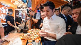 蔣萬安到上海吃美食、和民眾互動。（圖／翻攝自蔣萬安臉書）