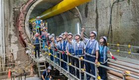 ▲張善政視察「桃園自辦捷運線首段隧道貫通」。（圖／桃園電子報提供）
