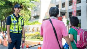 「天菜帥警」開學日站校門前指揮！婆媽們看照片秒暈：想上課了（圖／翻攝自TCPB 局長室臉書）