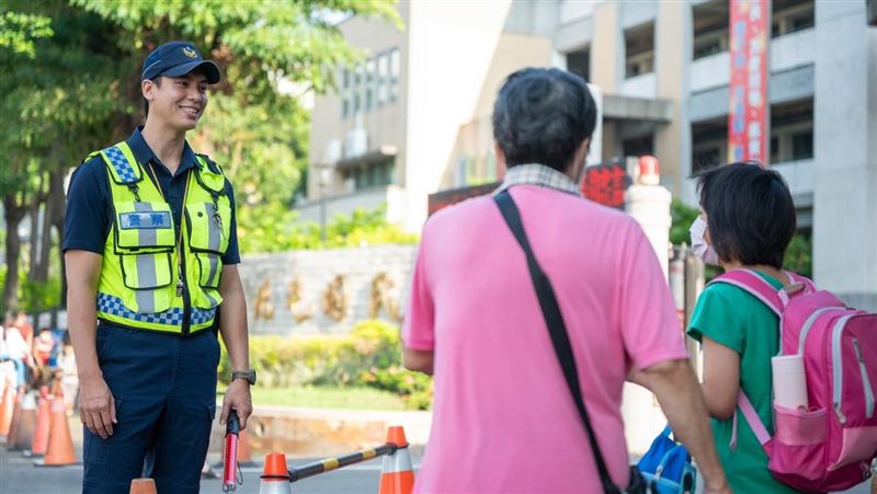 天菜帥警站校門指揮!婆媽秒暈:想上課了