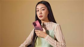 HTC U23 pro系列再推出全新色系「迷霧紅」。（圖／宏達電提供）