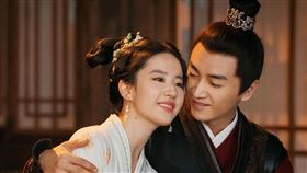 劉亦菲、陳曉。（中天提供