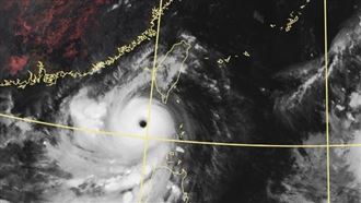 強颱蘇拉進入南海　迎「一生的強度巔峰」