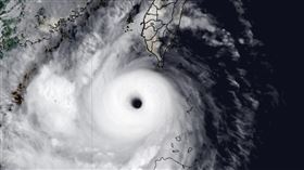 幸好閃過台灣！蘇拉「清晰颱風眼」照片曝（圖／翻攝自彭啟明臉書）