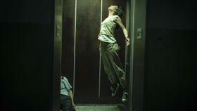 《女鬼橋2：怨鬼樓》氣氛驚悚。（圖／傳影互動提供）