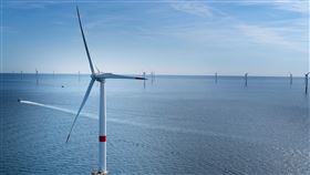 參考文字：法國電力再生能源在全球部署並推動具有競爭力、可靠性以及創新價值的再生能源專案 (圖為：法國聖納澤爾風場，法國首座併聯商轉的離岸風場，總裝置容量480 MW，自2022年11月啟用) /照片提供：法國電力再生能源